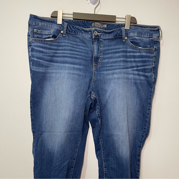 Torrid women’s Medium Wash casual Crop Boyfriend fit denim raw Hem Jeans in 24 - Picture 3 of 12